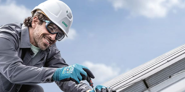 Artist using Daler pencils